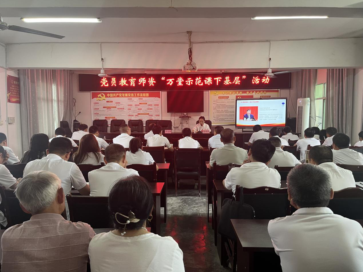巴中市鑫匯農(nóng)業(yè)服務(wù)有限公司赴天馬山鎮(zhèn)開(kāi)展“萬(wàn)堂示范課下基層”活動(dòng)